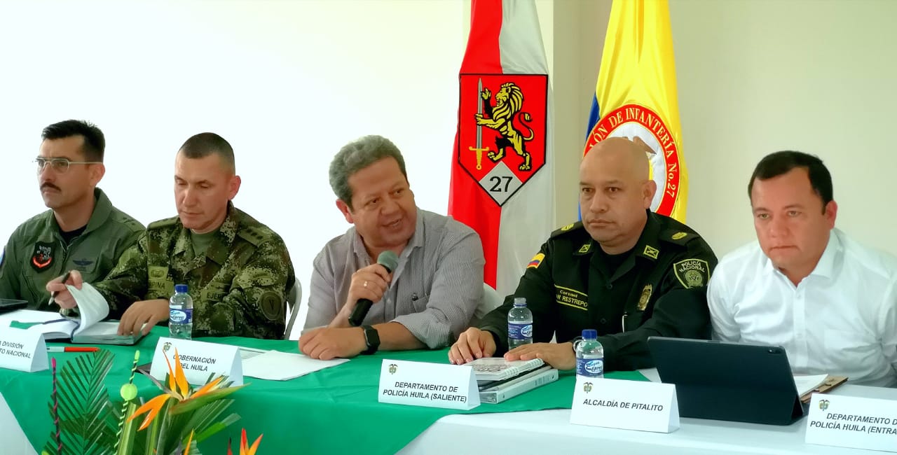 El Coronel Robert Zambrano Lozano, Comandante del Comando Aéreo de Combate Nº4; Mayor General Luis Mauricio Ospina, Comandante Quinta División del Ejército; El Gobernador del Huila, Luis Enrique Dussán; Coronel Juan Carlos Restrepo Moscoso, Comandante de la Policía Huila y el Alcalde de Pitalito, Edgar Muñoz.